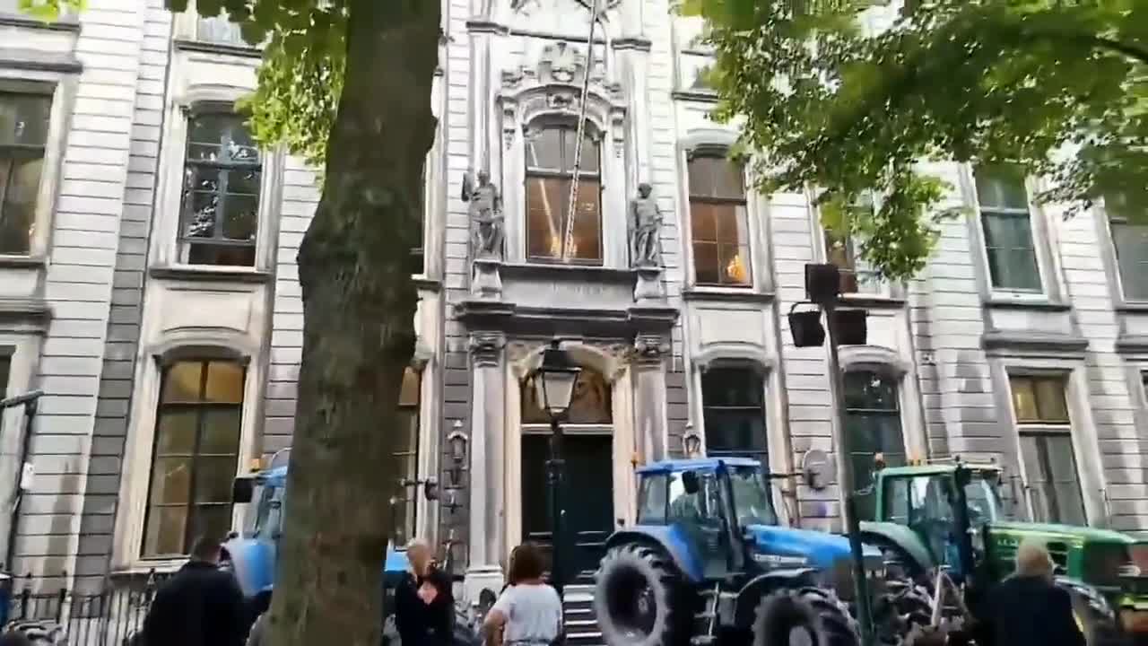 Breaking: 🇳🇱🚜 #DutchFarmers park in front of the Senate