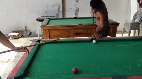 Matando a bola de sinuca com efeito