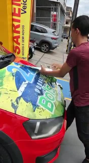 Esquerda desesperada entrando na justiça para retirar os adesivos dos carros...