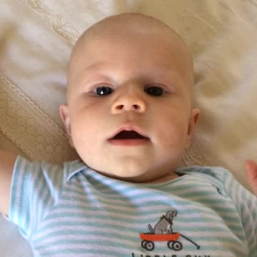 4-month-old baby clearly says "Hello"