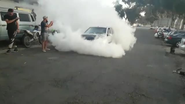 Hyundai Getz Turbo Burnout Until Tire Explodes