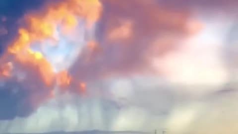 🇮🇹 Last night Mount Etna erupted in Sicily. The ash cloud reached a height of 10 kilometers.