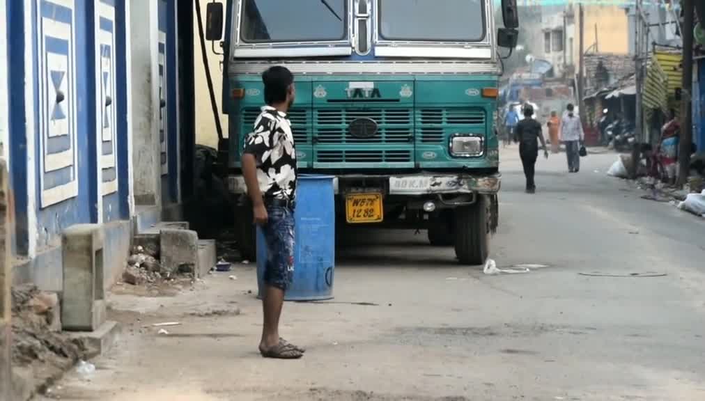 Prank throwing plastic filled with water to strangers