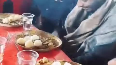 जब मिले मुफ्त का तो खाने में क्या हर्ज है