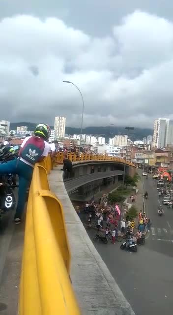 Policía y ciudadano evitaron que un hombre se lanzara de un puente en Bucaramanga