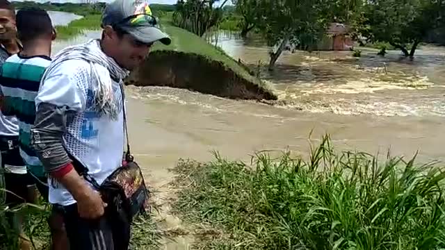 El río Cauca rompió su cause en Guaranda