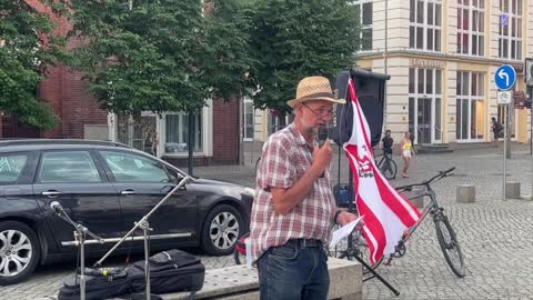 Greifswald: Martin (HGW) spricht zu den Teilnehmern der Kundgebung 27-06-2022