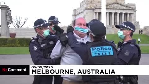Melbourne/Australia 🇦🇺 - System pigs forcing pointless cloth on to a man's face after arrest?