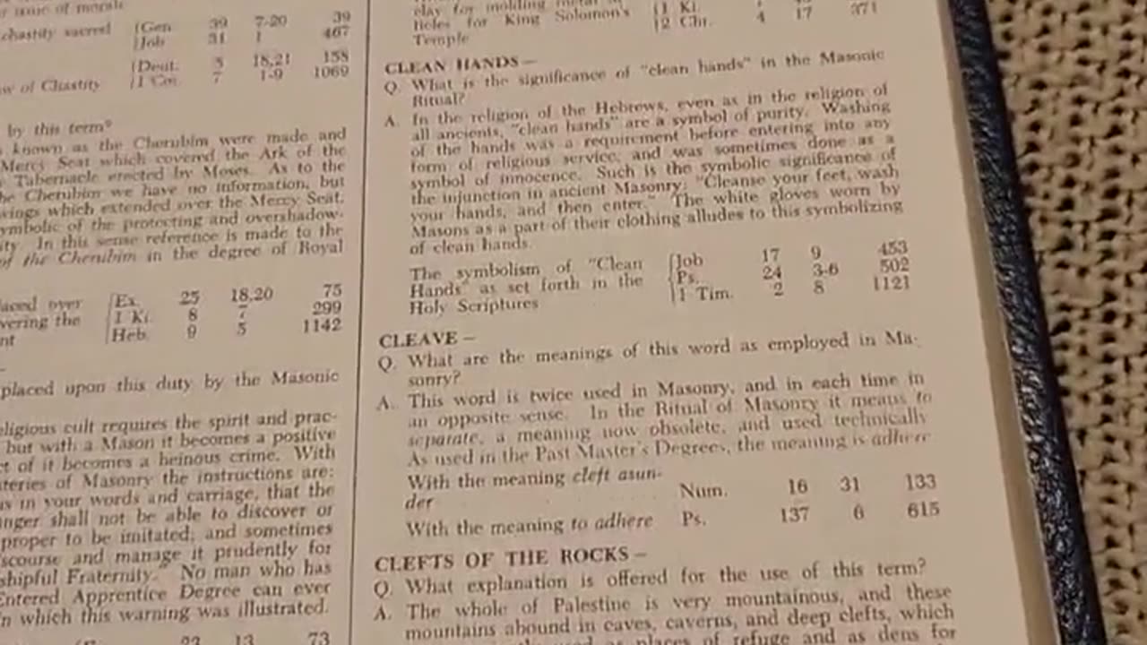 Μετά την μύηση, κάθε Ελευθεροτέκτονας αποκτά μια έκδοση της Βίβλου που έχει μασονική ερμηνεία !