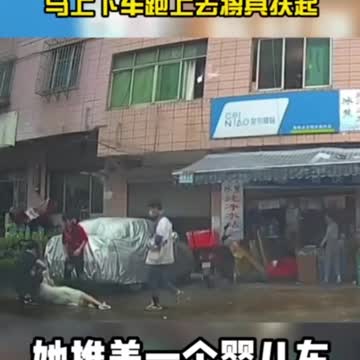 Woman Pushing Baby In Stroller Collapses (2022-05-27 Guiyang, Guizhou)