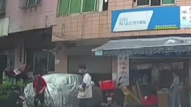 Woman Pushing Baby In Stroller Collapses (2022-05-27 Guiyang, Guizhou)