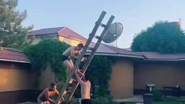 Can you go up the ladder like this?😅😂