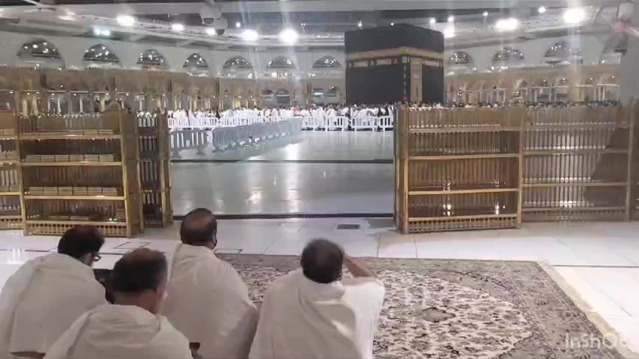 Ex PM Pakistan Mian Nawaz Sharif sitting before Khana Kaba Saudia