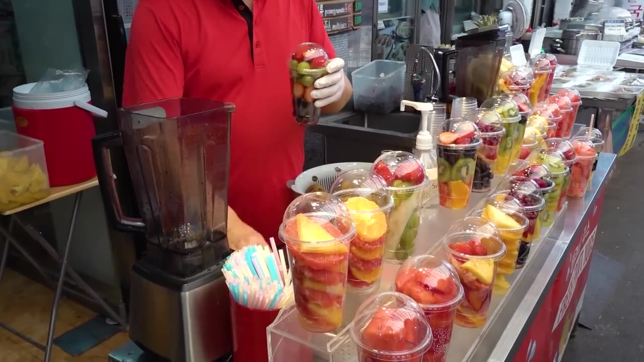 Clean And Fresh Fruit Juice Making / GwangJang Market in Seoul / Korean Street Food