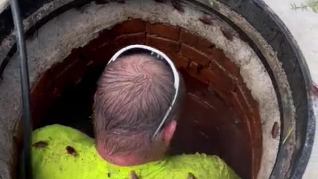 Dozens of cockroaches swarm manhole worker