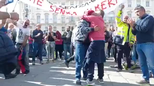 Trieste; onore ai portuali 2