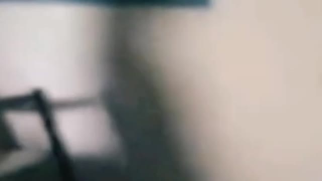 Mulher vê sombra na cadeira de balanço.