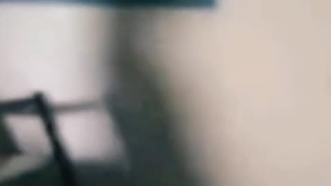 Mulher vê sombra na cadeira de balanço.