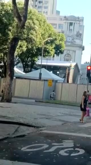 O Líder nas Pesquisas Fechou a Praça ??? 🤔🤔🤔 Ué... Medo de que, Líder ???