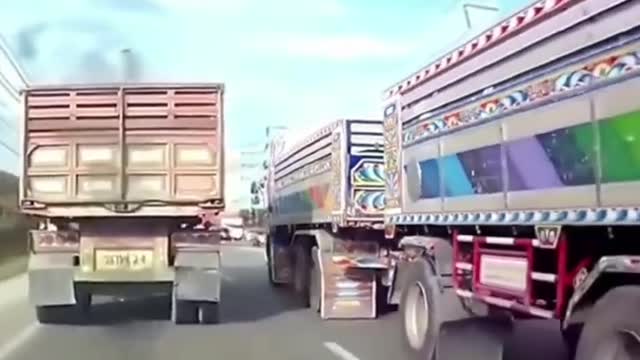 Tyre fly off the truck