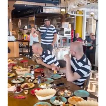 Frauen haben ihren Männern Klamotten gekauft, ohne, dass sie voneinander wussten.