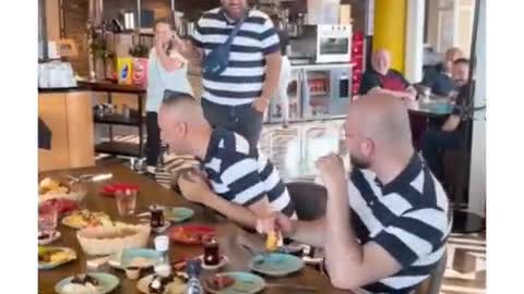 Frauen haben ihren Männern Klamotten gekauft, ohne, dass sie voneinander wussten.