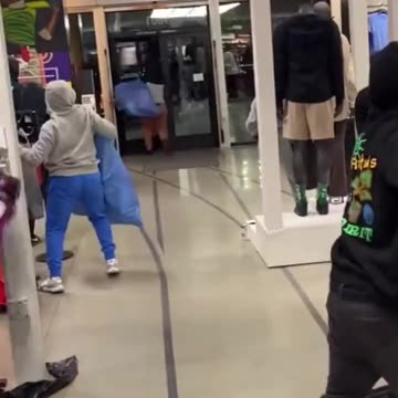 Teens ransack Nike store in L.A.