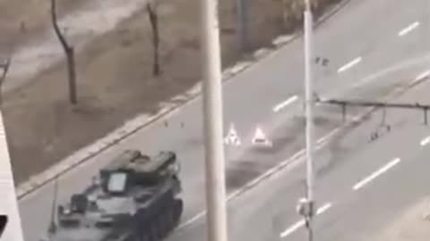 Carro armato ukraino asfalta auto di anziano, video del 2014