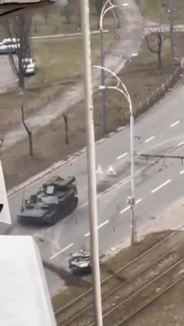 Carro armato ukraino asfalta auto di anziano, video del 2014