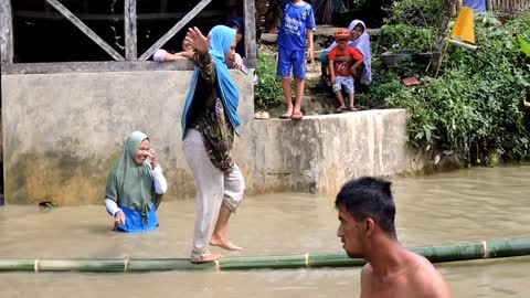 VIDEO LUCU GOLEWANG FERSI IBU IBU REMPONG