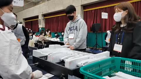 20대 대선 서울 종로구 전자개표기 신권 투입 2