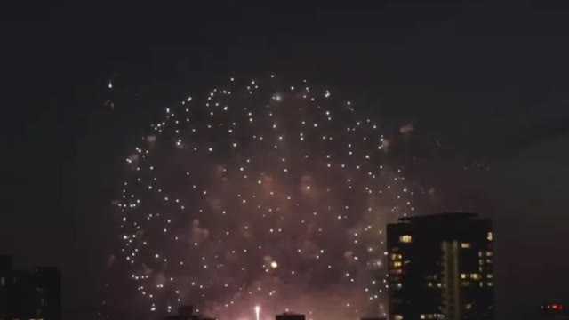 You can't miss such a romantic firework in summer