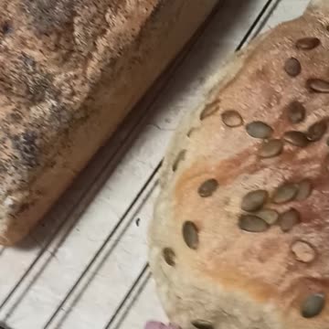 Crunchy and hot breads with poppy and pumpkin seed