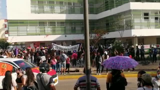 Protesta estación de Policía Real de Minas