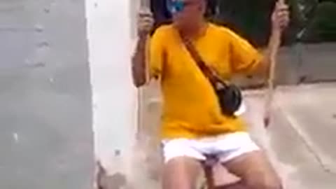 Con cartel en mano, hombre le pide a su pareja que salga de un motel en Bucaramanga