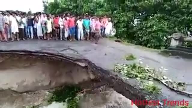 Bridge collapsed!!! Some people fell from the bridge!!