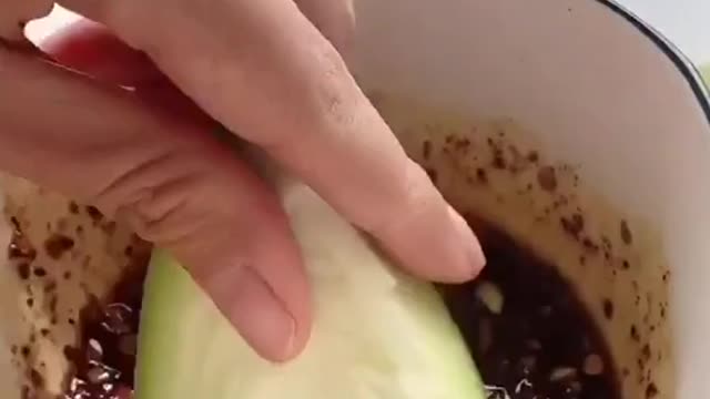 Hari yang panas kita makan buah pakai sambel guys