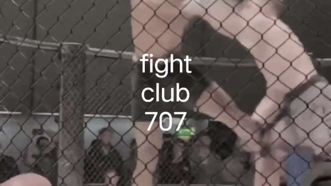 That was a strong left hand ko 💪 wait for it #mma #sport #knockout