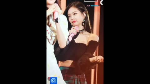 BLACKPINK's Jennie Shows Off Her Beautiful Shoulders!