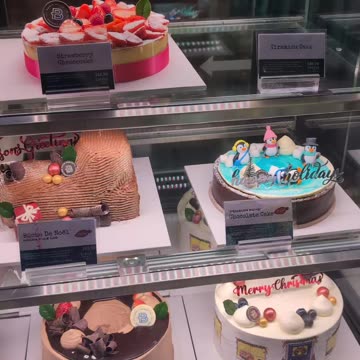 Cake! Love Cake! Delicious cakes at Paris Baguette!