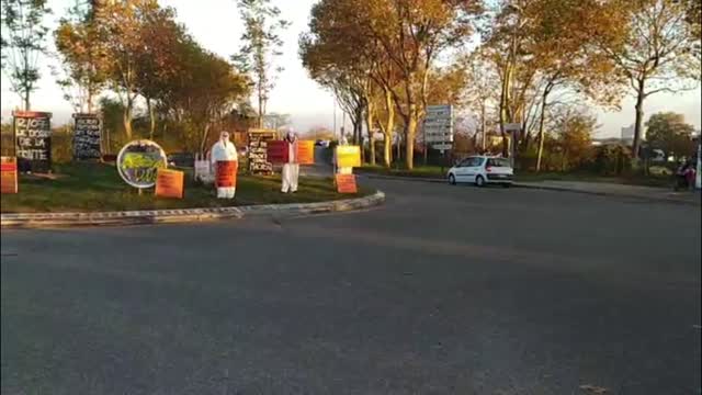 LEs Masques Blancs Lyon Action Pancartes au QG des GJ Feyssine le 6 Nov