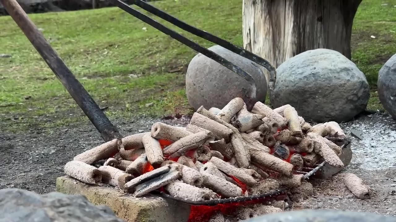 Huge Turkeys under Barrels in the Fire! A Unique Way and Delicious Meat