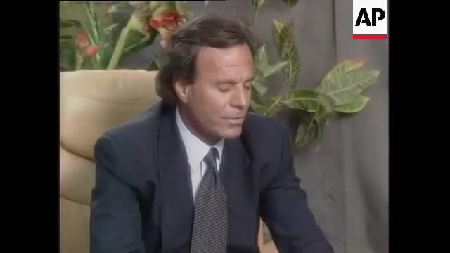 Spain - Julio Iglesias Performs