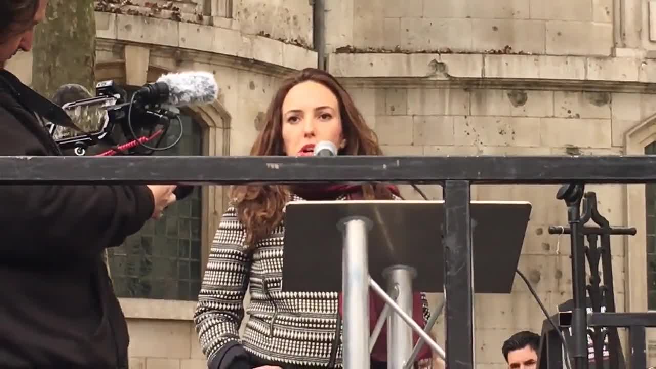 Julian Assange's Fiance before court hearing "We need to bring the system back"