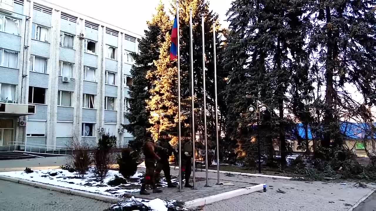 🇷🇺🇺🇦 In Volnovakha, liberated from neo-Nazis, the flag of the DPR is raised