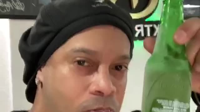 Ronaldinho o Bruxo Tomando Heineken