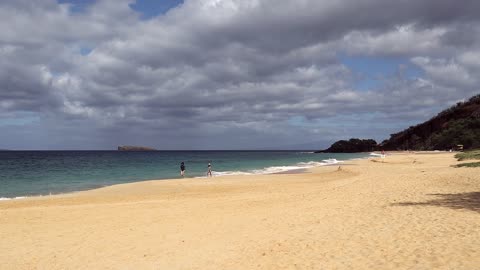 Relaxing Hawaii beach. Meditation.