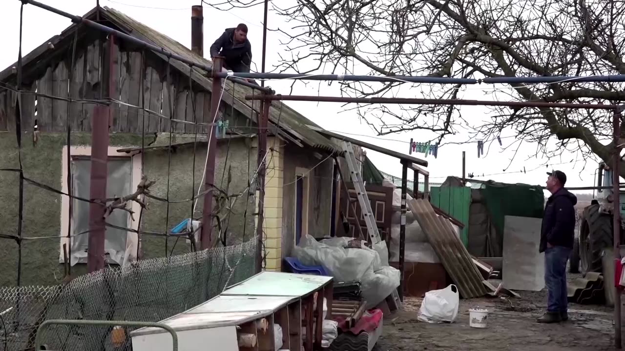 Ukraine frontline village unites to rebuild