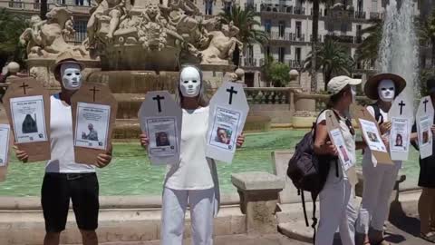 Les Masques Blancs Toulon Sitting Morts apres Injection Covid le 9 juillet