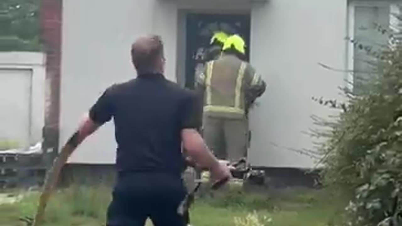 A house in Birmingham, UK was struck by lightning this morning ⚡️⚡️⚡️